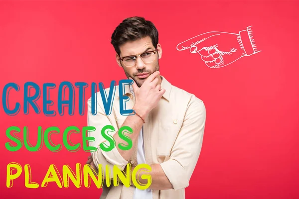 Uomo pensieroso in occhiali toccando mento isolato sul rosso con illustrazione creativa, di successo e di pianificazione — Foto stock