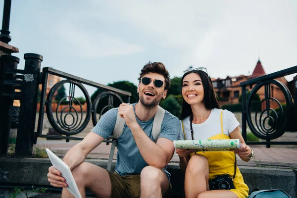 Lächelnder und gutaussehender Mann mit digitalem Tablet und asiatische Frau mit Karte — Stockfoto