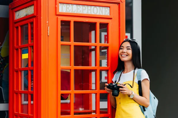 Atractivo y asiático mujer con digital cámara mirando lejos - foto de stock