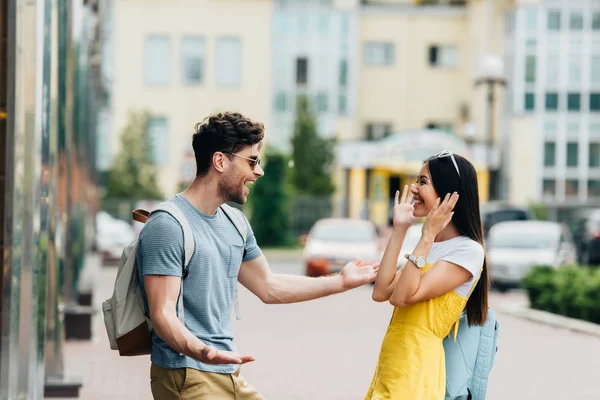 Schöner Mann und asiatische Frau lächelnd und einander anschauend — Stockfoto