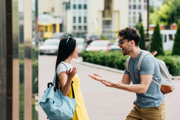 Hombre y mujer guapos sonriendo y mirándose — Stock Photo