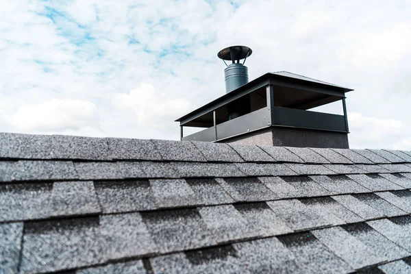 Selektiver Fokus des modernen Kamins auf dem Dach des Hauses — Stockfoto