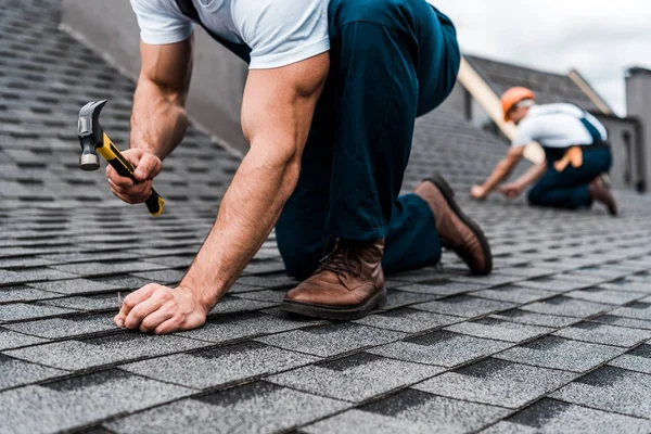 Ausgeschnittene Ansicht von Reparateuren in Uniform, die auf dem Dach arbeiten — Stockfoto