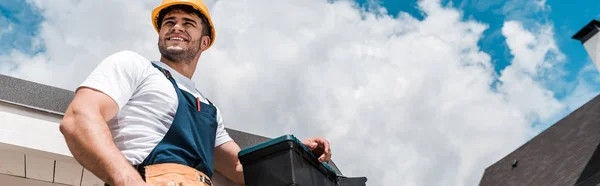 Colpo panoramico di riparatore felice in casco e uniforme — Foto stock
