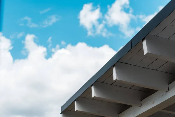 Tiefblick auf Neubau gegen den wolkenverhangenen Himmel — Stockfoto