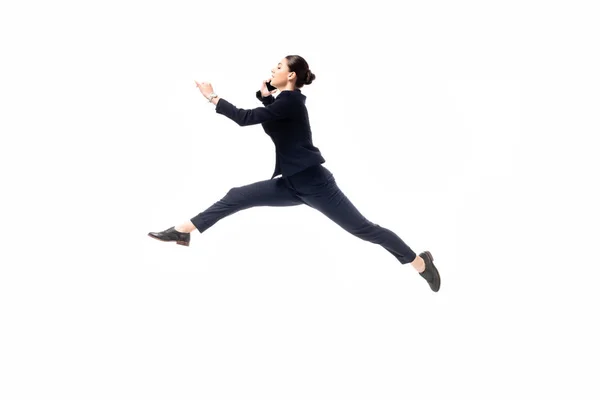 Schöne Geschäftsfrau schwebt während des Gesprächs auf dem Smartphone isoliert auf weiß — Stockfoto