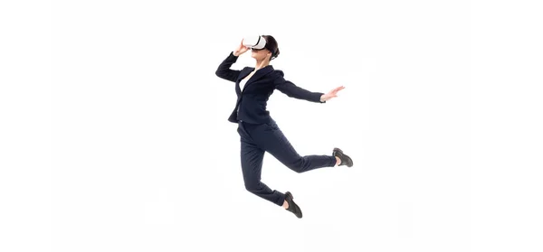 Tiro panorâmico de empresária em realidade virtual headset levitando isolado em branco — Fotografia de Stock