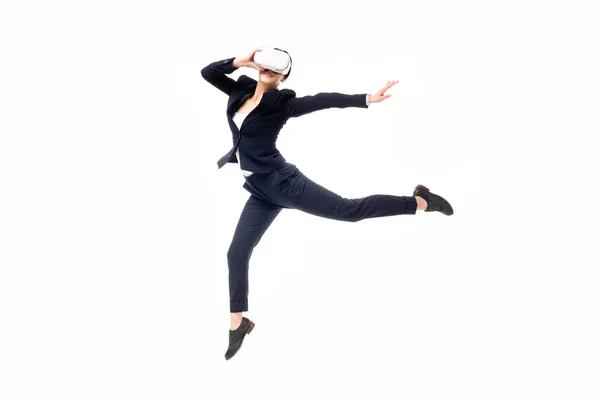 Молода бізнес-леді танцює під час використання гарнітури віртуальної реальності ізольовано на білому — стокове фото