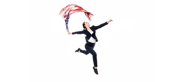 Plano panorámico de la mujer de negocios bailando con la bandera nacional de EE.UU. aislado en blanco - foto de stock