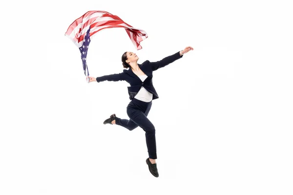 Витончена бізнес-леді в офіційному одязі танцює з об'єднаними штатами американського національного прапора ізольовані на білому — стокове фото