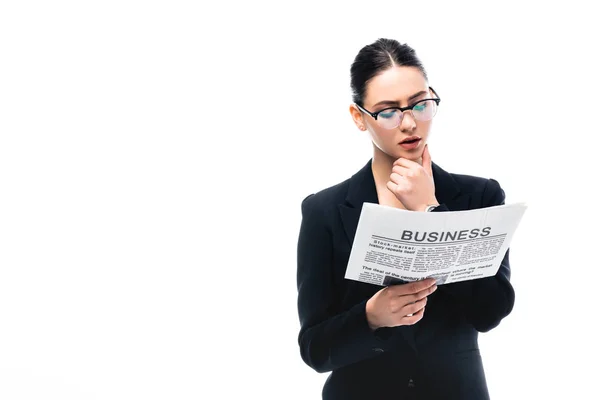 Joven empresaria reflexiva en gafas de lectura de periódico de negocios aislado en blanco - foto de stock