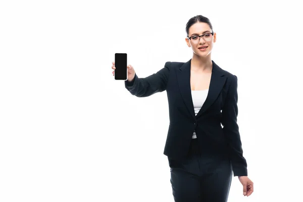 Приваблива бізнес-леді, що показує смартфон з порожнім екраном ізольовано на білому — стокове фото