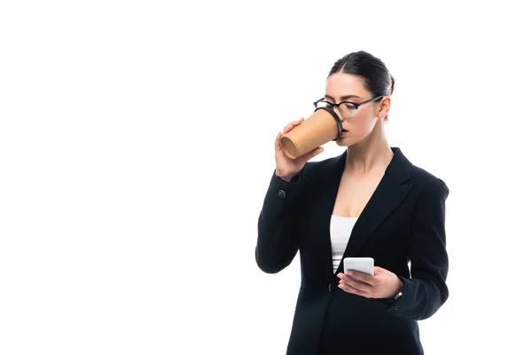 Attrayant femme d'affaires dans des lunettes boire du café pour aller isolé sur blanc — Photo de stock