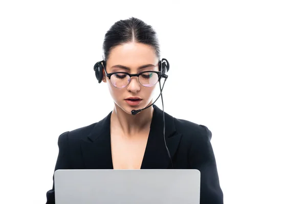 Aufmerksame Call-Center-Bediener im Headset mit Laptop isoliert auf weiß — Stockfoto