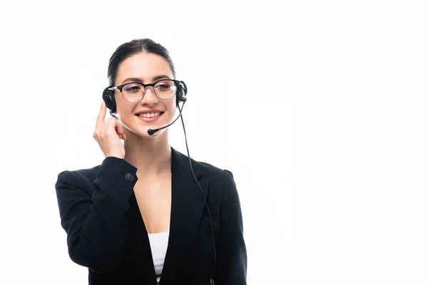 Allegro operatore di call center in auricolare sorridente mentre distoglie lo sguardo isolato sul bianco — Foto stock