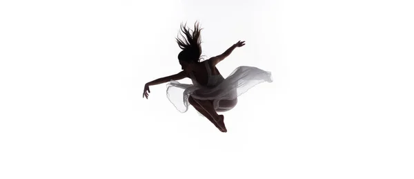 Panoramaaufnahme der schönen Ballerina, die isoliert auf Weiß tanzt — Stockfoto