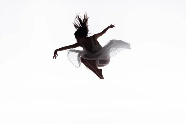 Jeune ballerine en robe blanche sautant en danse isolé sur blanc — Photo de stock