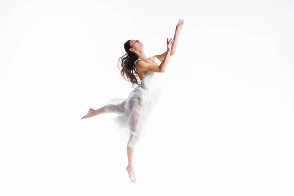 Élégante et gracieuse ballerine en robe blanche dansant isolée sur blanc — Photo de stock