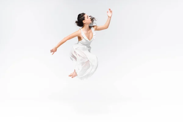 Schöne, anmutige Ballerina, die tanzend auf grauem Hintergrund springt — Stockfoto