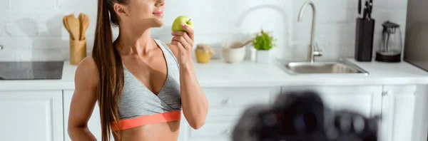 Plano panorámico de la mujer feliz oliendo sabrosa manzana - foto de stock