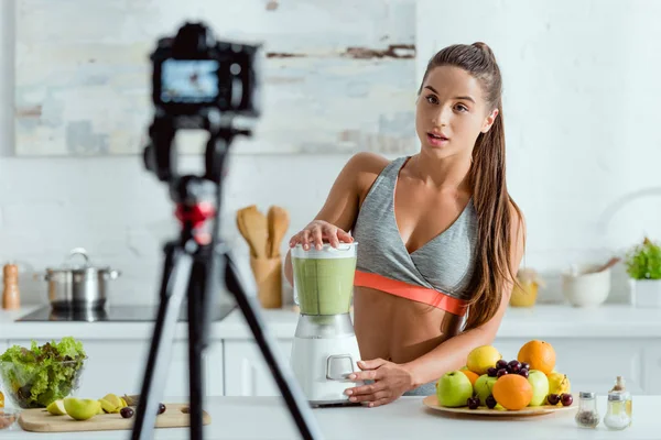 Selektiver Fokus attraktiver Frauen, die Smoothie im Mixer zubereiten — Stockfoto