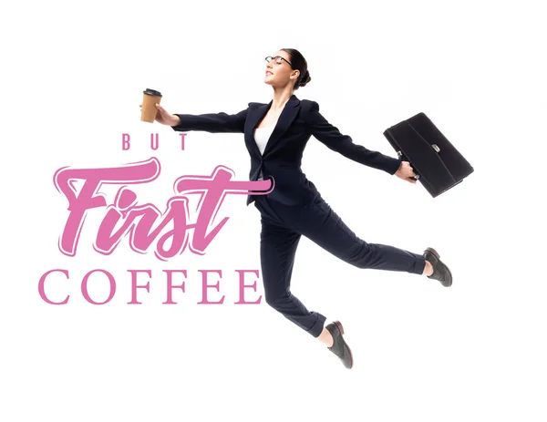 Attraktive Geschäftsfrau mit Aktentasche und Coffee to go beim Schweben in der Nähe, aber erste Kaffee-Schriftzug isoliert auf weiß — Stockfoto
