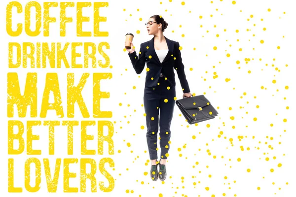 Joven empresaria sosteniendo maletín y café para ir cerca de los bebedores de café hacer amantes mejores inscripción aislada en blanco - foto de stock