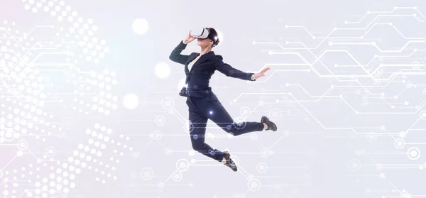 Plan panoramique de femme d'affaires en réalité virtuelle casque lévitant sur fond gris avec illustration abstraite du cyberespace — Photo de stock