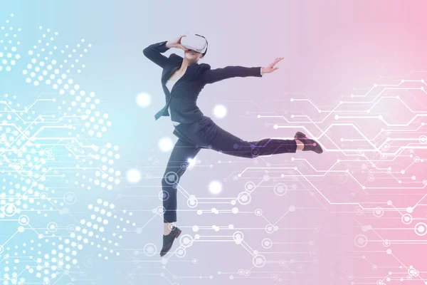 Joven empresaria con auriculares de realidad virtual levitando sobre fondo degradado azul y rosa con ilustración del ciberespacio - foto de stock