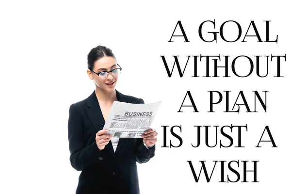 Jeune femme d'affaires lecture journal près d'un objectif sans plan est juste une inscription de souhait isolé sur blanc — Photo de stock