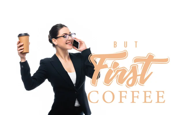 Веселая деловая женщина говорит на смартфоне и проведение кофе подойти, но первый кофе буквы изолированы на белом — стоковое фото