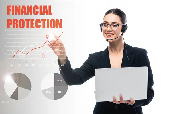 Lächelnder Callcenter-Betreiber hält Laptop in der Hand und zeigt mit dem Finger auf Finanzschutz-Schriftzug und Infografik auf grauem und weißem Hintergrund — Stockfoto