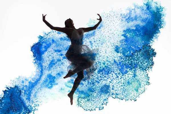 Gracieuse ballerine dansant dans les éclaboussures de peinture bleue et les déversements isolés sur blanc — Photo de stock
