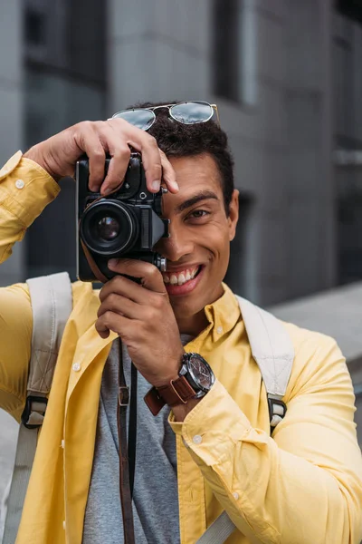 Retrato de homem multirracial tirando foto na câmera digital — Fotografia de Stock