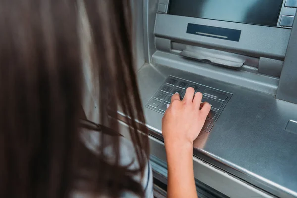Vue recadrée de la femme entrant le code PIN sur la machine ATM — Photo de stock