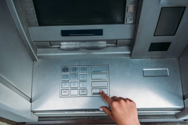 Vue du dessus de la femme appuyant sur le bouton sur la machine ATM — Photo de stock