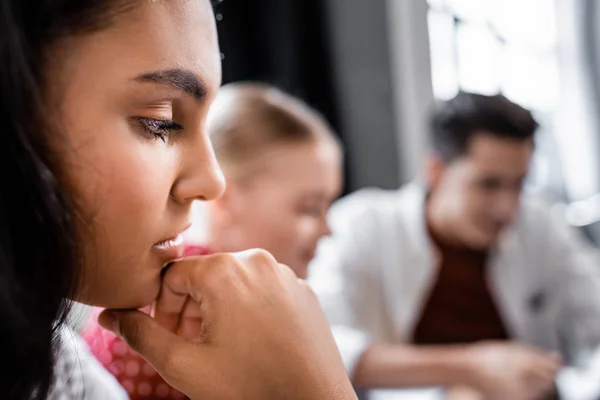 Seitenansicht der attraktiven und zweirassigen Studentin in der Wohnung — Stockfoto