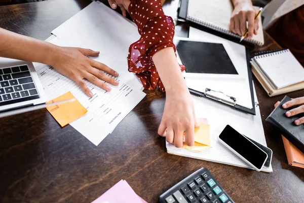 Vista ritagliata di studenti che tengono bastoni di carta e matita in appartamento — Foto stock