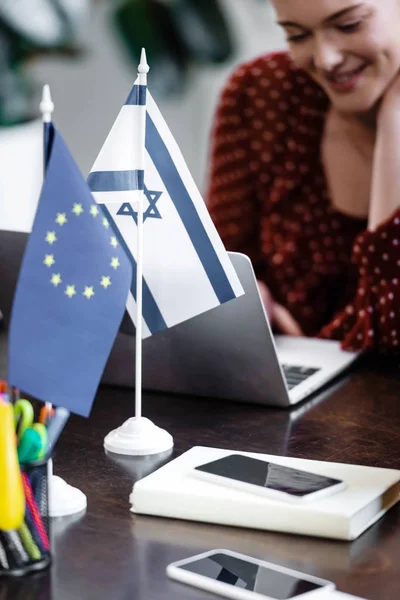 Enfoque selectivo de las banderas nacionales de Israel y de la Unión Europea - foto de stock