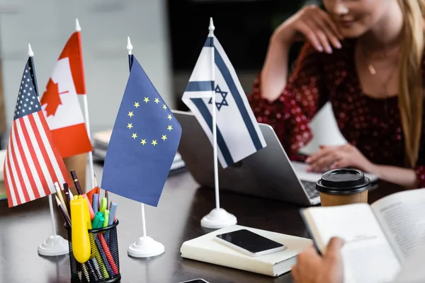 Селективный фокус флагов Америки, Канады, Европейского союза и Израиля — стоковое фото