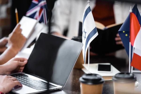 Selektiver Fokus des Schülers mit Laptop und Kopierraum — Stockfoto