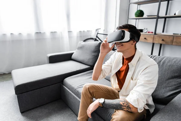 Homme émotionnel en chemise avec casque de réalité virtuelle dans l'appartement — Photo de stock