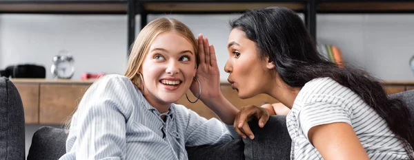 Panoramaaufnahme attraktiver multikultureller Freunde, die in der Wohnung lächeln — Stockfoto