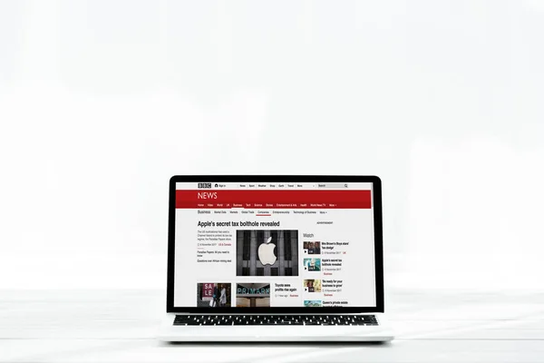 KYIV, UCRÂNIA - JULHO 23, 2019: laptop moderno com site de notícias bbc na tela em branco — Fotografia de Stock