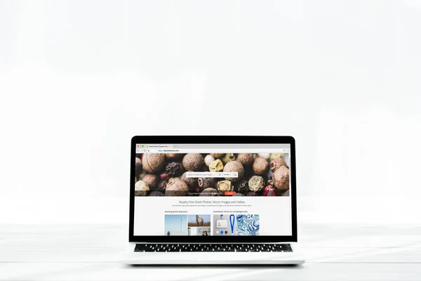 Kyiv, Ukraine - 23. Juli 2019: moderner Laptop mit Hinterlegungsfotos Webseite auf weißem Bildschirm — Stockfoto