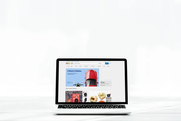 KYIV, UCRANIA - 23 de julio de 2019: portátil moderno con sitio web ebay en pantalla en blanco - foto de stock