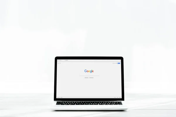 КИЕВ, Украина - 23 июля 2019 года: современный ноутбук с веб-сайт Google на экране на белом — стоковое фото