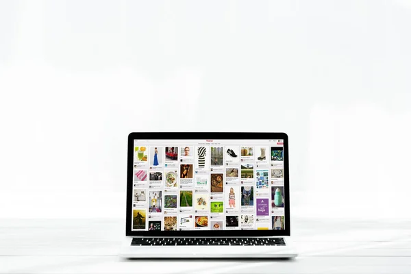 Київ, Україна-23 липня 2019: сучасний ноутбук з веб-сайтом Pinterest на екрані на білому — стокове фото