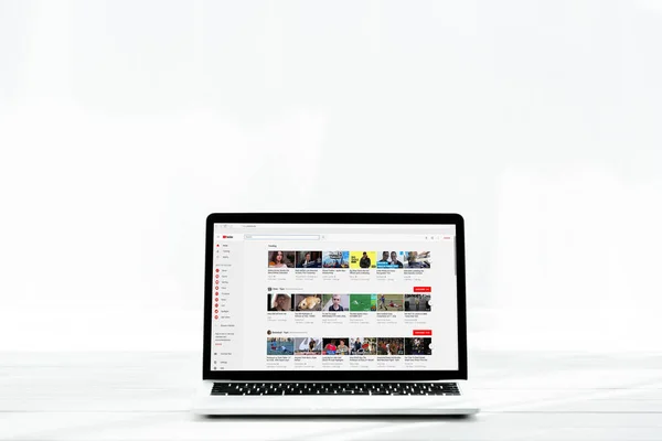 KYIV, UCRAINA - 23 LUGLIO 2019: laptop moderno con sito web youtube sullo schermo su bianco — Foto stock