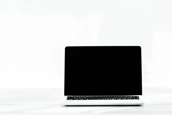 Moderner Laptop mit leerem Bildschirm auf Holztisch auf weiß — Stockfoto